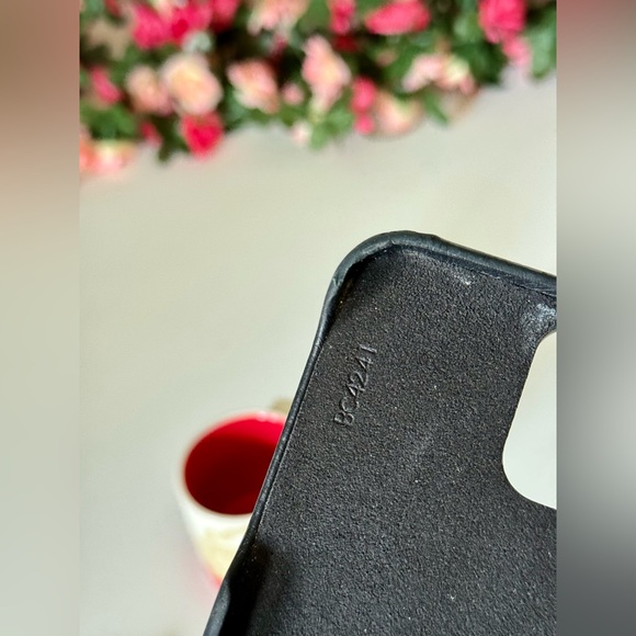Louis Vuitton iPhone 12 Pro Bumper Monogram Noir 🖤🖤 - Picture 3 of 9